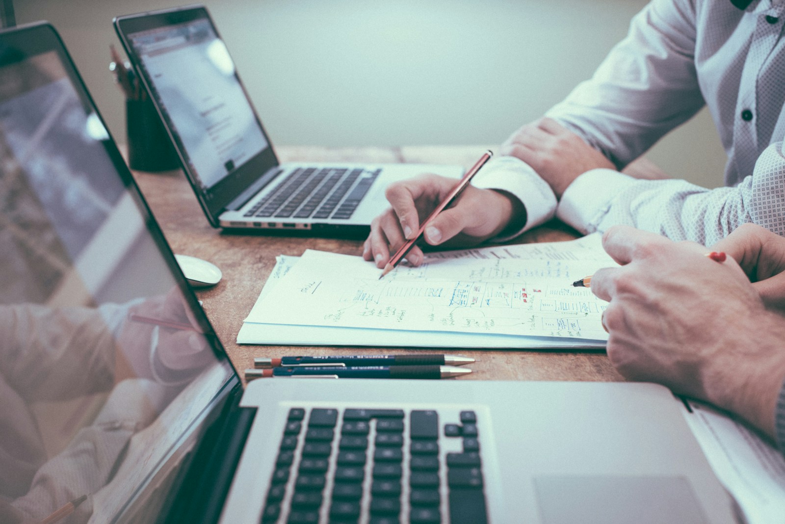 Calculadora e documentos usados para análise financeira